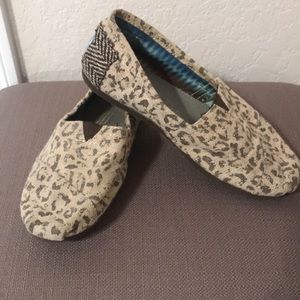Toms classic slip on animal print cheetah with tribal heal. Great condition!